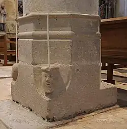 Figures porte cierge à Creuë. Sculptures naïves de la fin du XVe&nbsp;siècle.