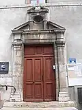 Porte d'entrée.