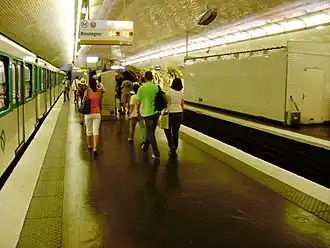 Quai depuis l'extrémité ouest (à gauche, le métro est en garage de longue durée).