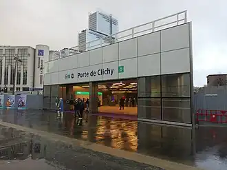 Accès commun aux lignes 13 et 14. À l'arrière-plan, le Tribunal de Paris.