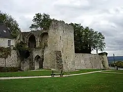 La porte surmontée de son corps de garde.