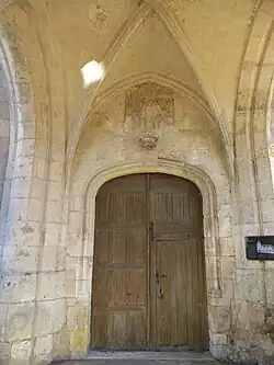 Porte médiévale à motifs de panneaux de serviette.