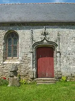 Photographie en couleurs d'une porte sculptée.