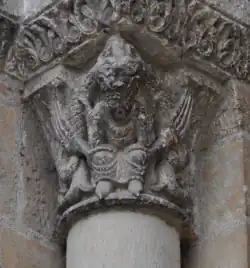 Homme attaqué à la tête par deux dragons.