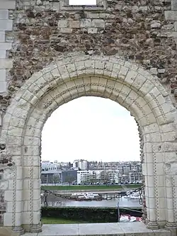 Porte du XIIe&nbsp;siècle de la grande salle.