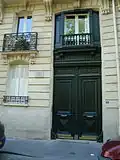Entrée typique des immeubles de la rue faisant face aux arènes, ici au no&nbsp;11 où vécut Émile Mâle.