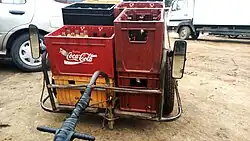 Porte tout avec rétroviseurs dans une rue de Douala.