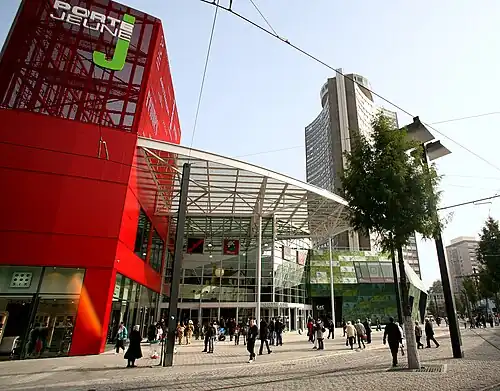 Photographie de l'entrée du centre commercial Porte Jeune