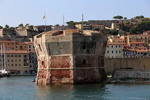 La tour vue de la mer.