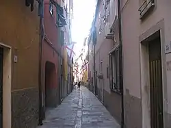 Voie du  Rione Croce  avec étendards