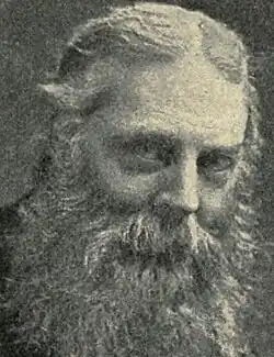 Visage d'un homme barbu.