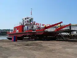 Pose d'un grand pavois pour le baptême d'un bac.