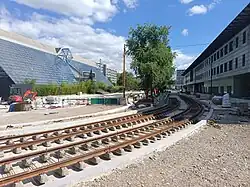 Pose de rails lors de travaux de construction de tramway