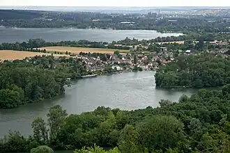 Poses et la Grande Île.
