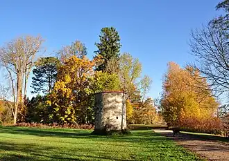 Parc et vestiges des murs et tours d’enceinte.