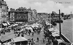 Un tram sur les quais.