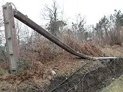 Poteau électrique brisé.