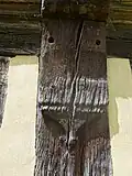 Poteau de travée avec culot sculpté d'une forme triangulaire caractéristique de la fin du XVe&nbsp;siècle