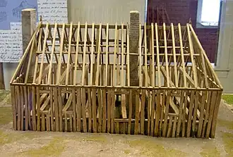 Maquette de la maison de Beauvais-Amoureux, présentant la technique des poteaux en terre