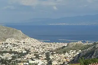 La ville-port de Pothia et le château Chrysoheria sur le promontoire à droite. Au fond, Kos.