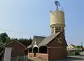 Le château d'eau et le lavoir de la cité ouvrière.