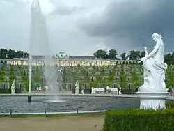 Les terrasses de vigne vues depuis la pièce d'eau centrale.