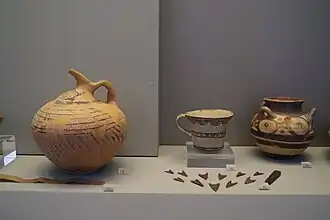 Poterie et pointes de flèches en silex, tombes γ et δ, NAMA.