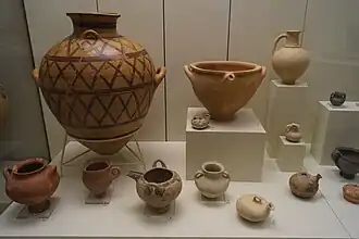 Poteries des tombes ο (omicron) et μ (mu), LH I, ca. 1600-1550 avJC, AMM.