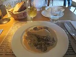 Poularde aux morilles.