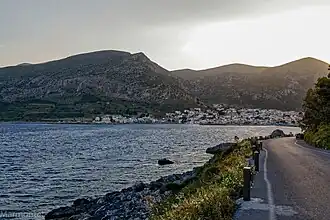 La côte et le village de Poúlithra.