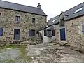 Habitat rural dans le hameau de Poulvern.