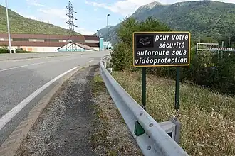 Entrée de l'A43 : « pour votre sécurité autoroute sous vidéoprotection ».