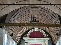 Poutre de gloire, ex-voto et lambris du chœur.