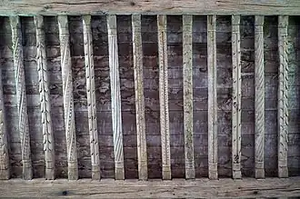 Des poutres sculptées.