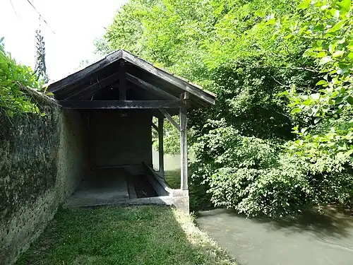 Lavoir en bordure du canal d'Alaric.