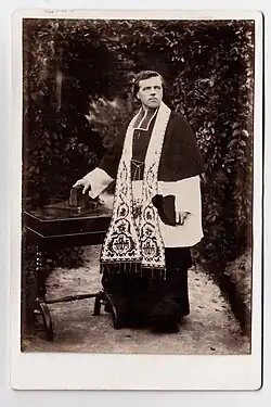 Prêtre vers 1890 portant son étole