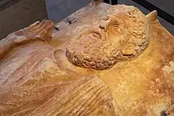 vue rapprochée du couvercle sculpté d'un sarcophage.