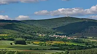 Vue du pic de Nore avec Pradelles-Cabardès à ses pieds.