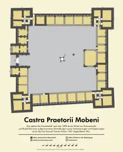 Plan, murs en noir, cour en gris, bâtiments en marron.