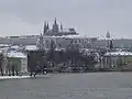Le Hradčany en hiver, dans la même perspective que sur les timbres