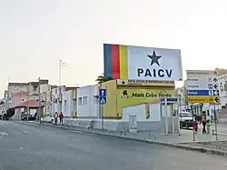 Siège du PAICV, l’avenue Amílcar Cabral à droite.