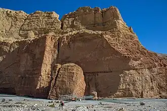 Grottes sacrées dans la falaise opposée à Chaile.