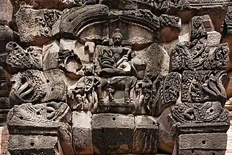 Fronton sud de la tour centrale : Shiva et Parvati sur le taureau Nandin, flanqué de Simhas crachant des guirlandes et de nagas