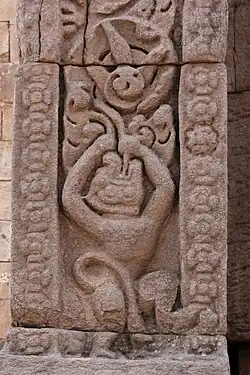 Montant de porte : gajasimha crachant des guirlandes