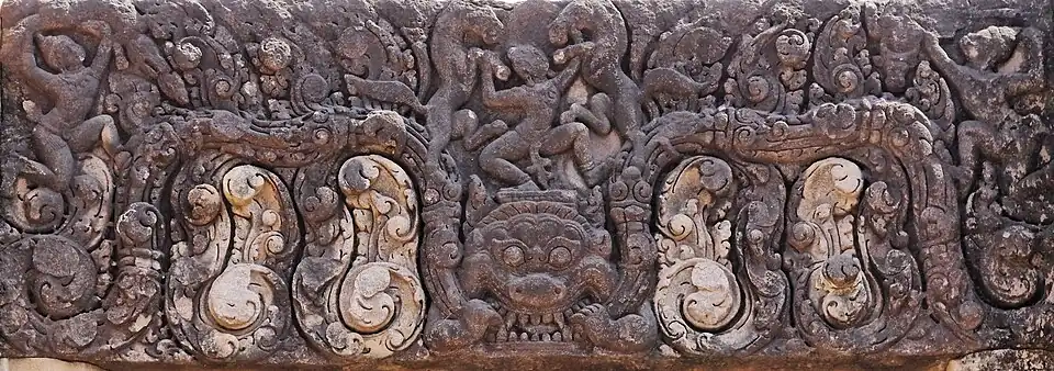 Linteau de la bibliothèque nord : Krishna combattant deux chevaux