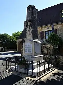 Le monument aux morts.