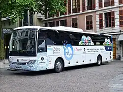 Photographie en couleurs d’un autocar électrique testé sur le réseau en 2018.