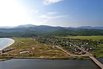 Vue générale de la partie basse avec la rivière Sokolovka.