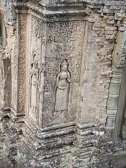 Devata. Relief. Décor extérieur (stuc sur brique ?)