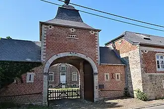 [Ancienne cure (presbytère) avec une tourelle d'entrée classé